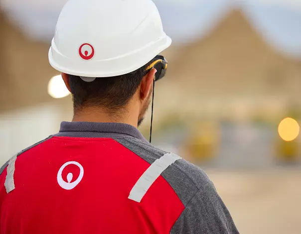 ヴェオリアロゴ入りのヘルメットとユニホーム