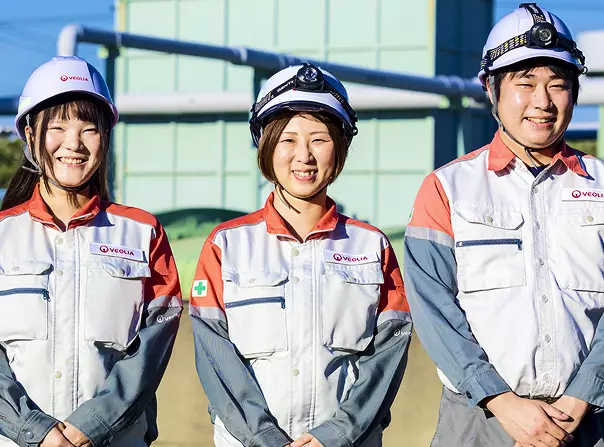 笑顔の3名の社員